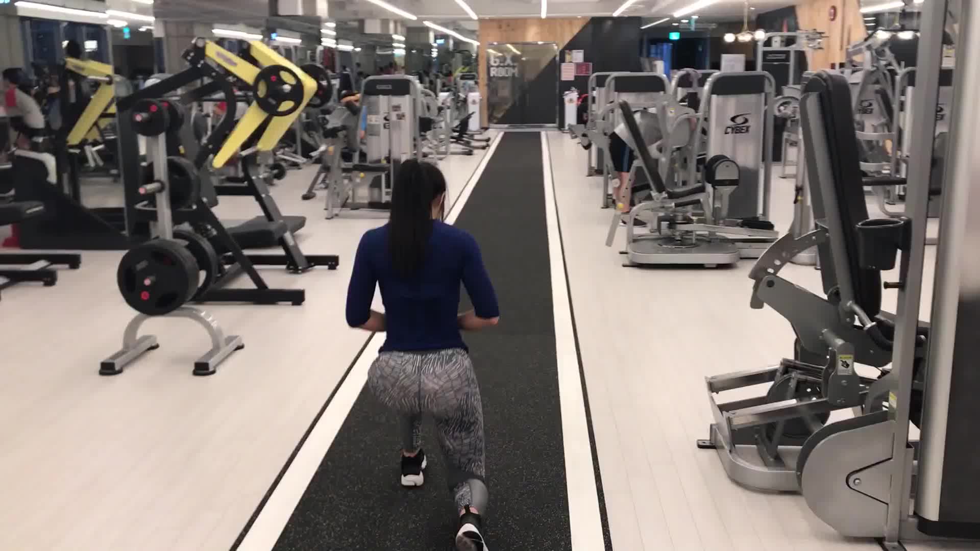 美女健身房锻炼