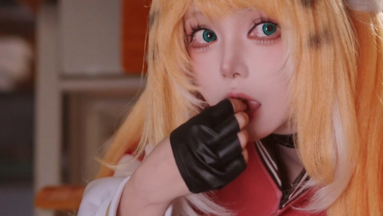 The Senior Sister's Self-Proclaimed Masterful Sneaky Eating Technique