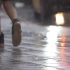 城市简约清新城市雨夜人们脚步车轮视频微电影剪辑素材