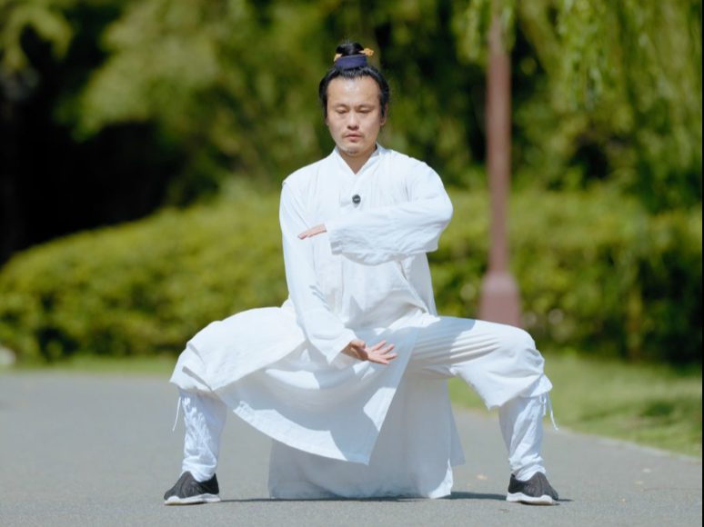 一个动作让周身舒畅起来，配合呼吸，每天早晚十分钟。