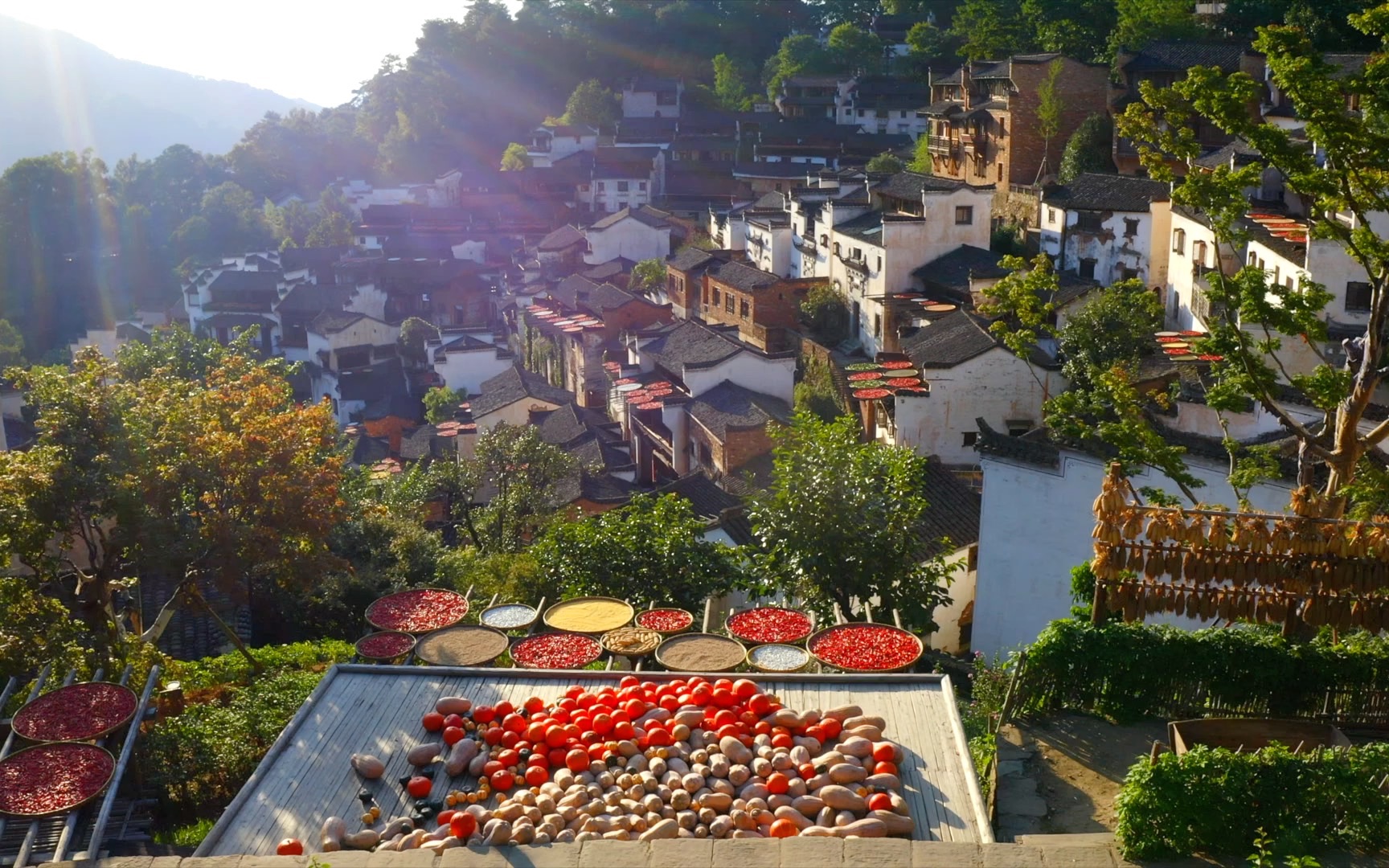 就趁这个秋天，背上行囊出发，去婺源篁岭赴一场晒秋盛宴