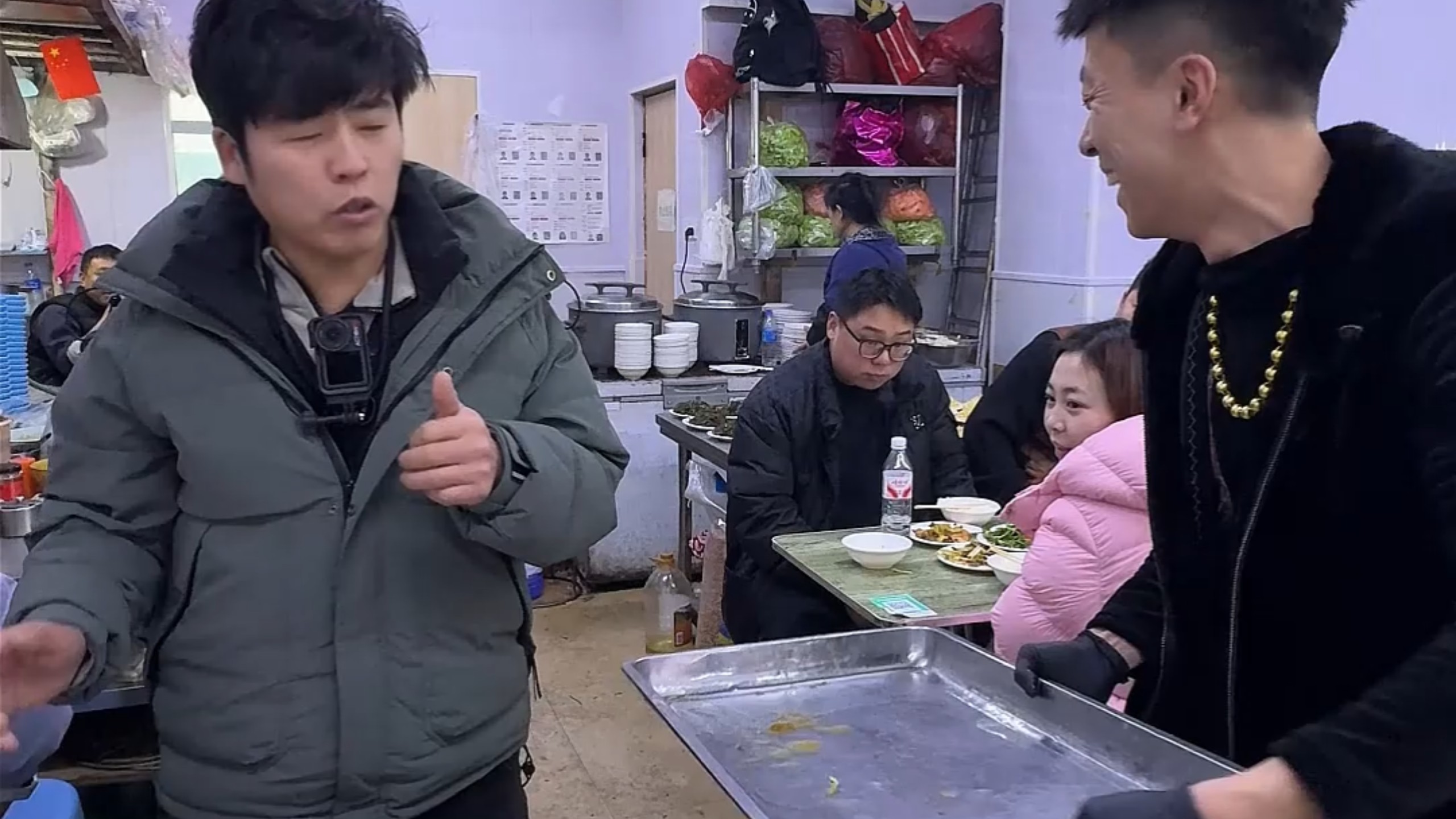 打卡网红店，四大美人，八大金刚，我看那门挺硬，菜更硬，老板实在帅＃粥饼伦