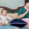 奶奶在玩手机，没人陪小宝宝，宝宝就只能自己玩脚丫子了