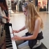 还是伦敦地铁站，少女弹奏公钢琴《星际穿越》
