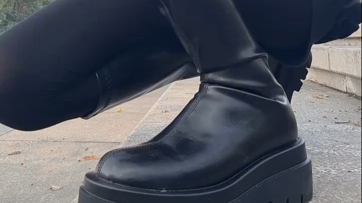 厚黑＋黑平底靴，保暖又好看