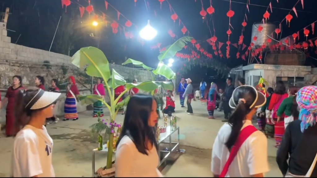 云南佤族婚礼现场“打歌舞”