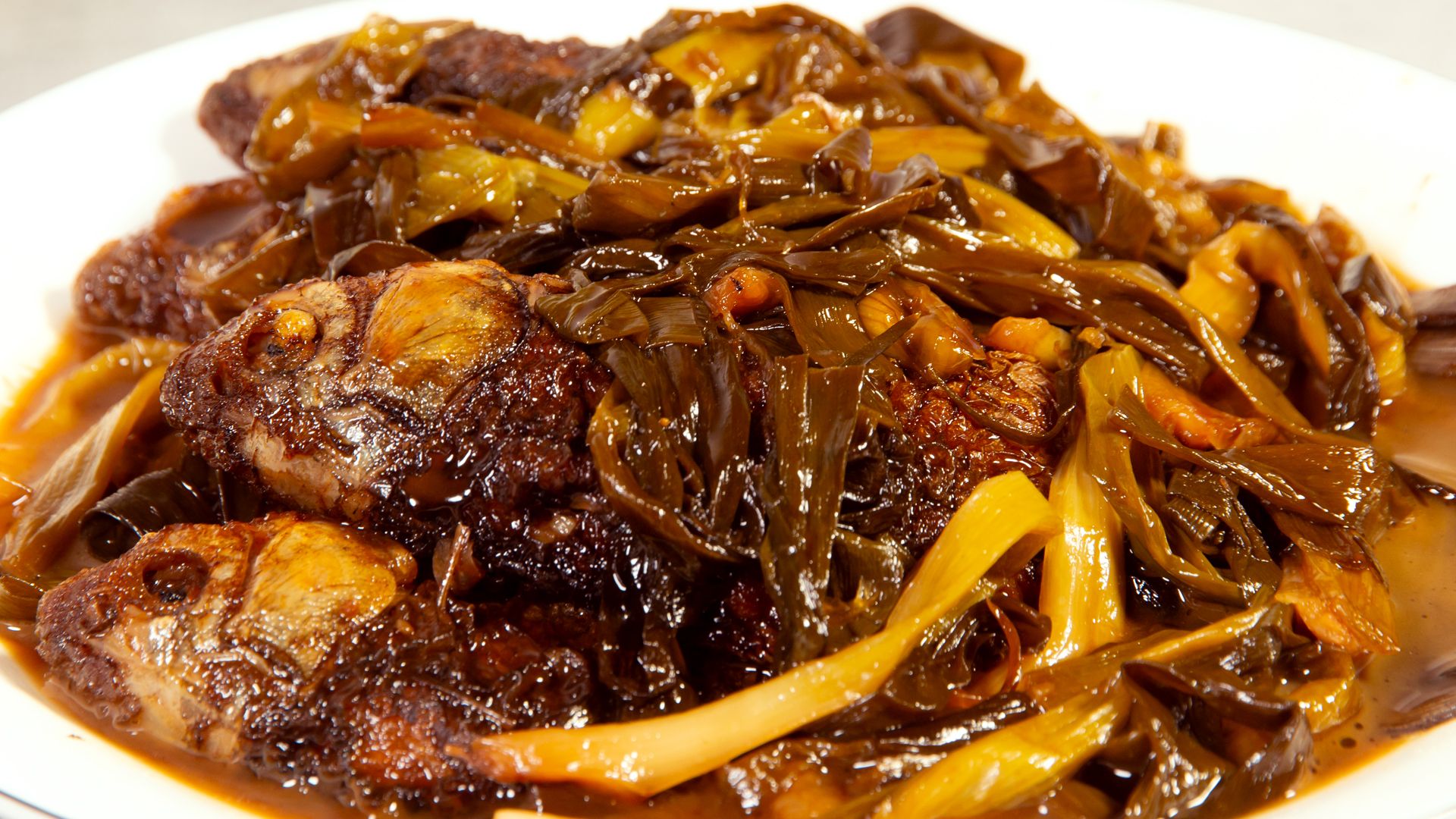 即将失传的苏帮菜葱㸆鲫鱼的做法，鱼肉鲜滑，特别开胃