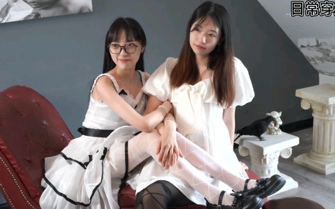 White silk and black silk with ten fingers interlocked.