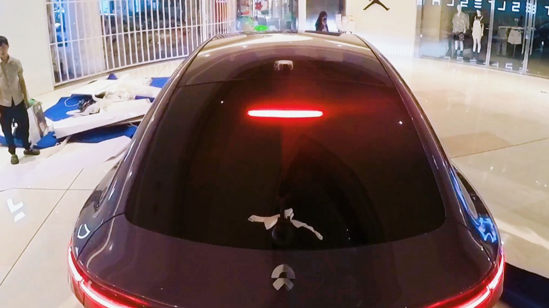 第一视角揭秘：汽车是怎样开进商场的？