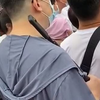 北京环球影城排队处，绿衣大妈以带着孩子为由插队，引起公愤