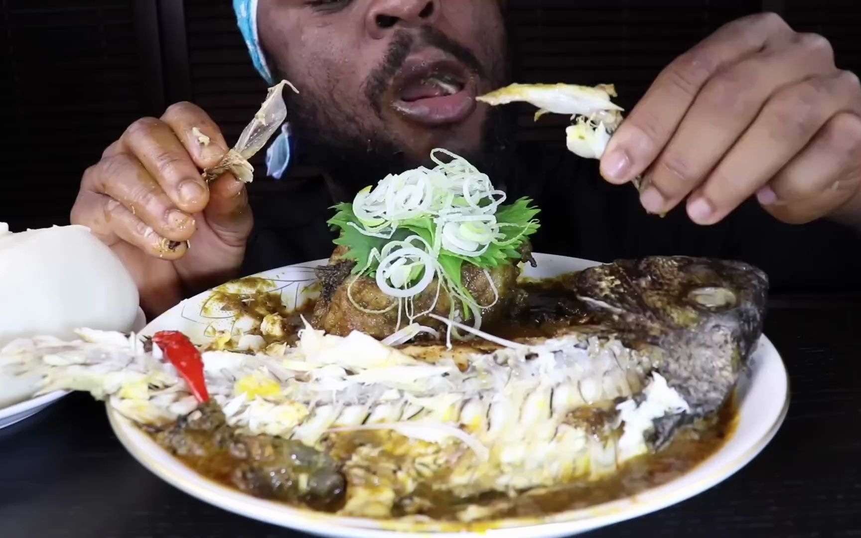 【非洲美食】小哥的美食大挑战：罗非鱼、蘸汤，鱼骨头一扫而光