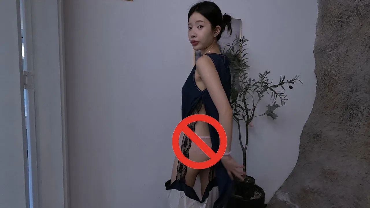 甜甜可爱的贝贝展示我们设计很有特色的一款连衣裙