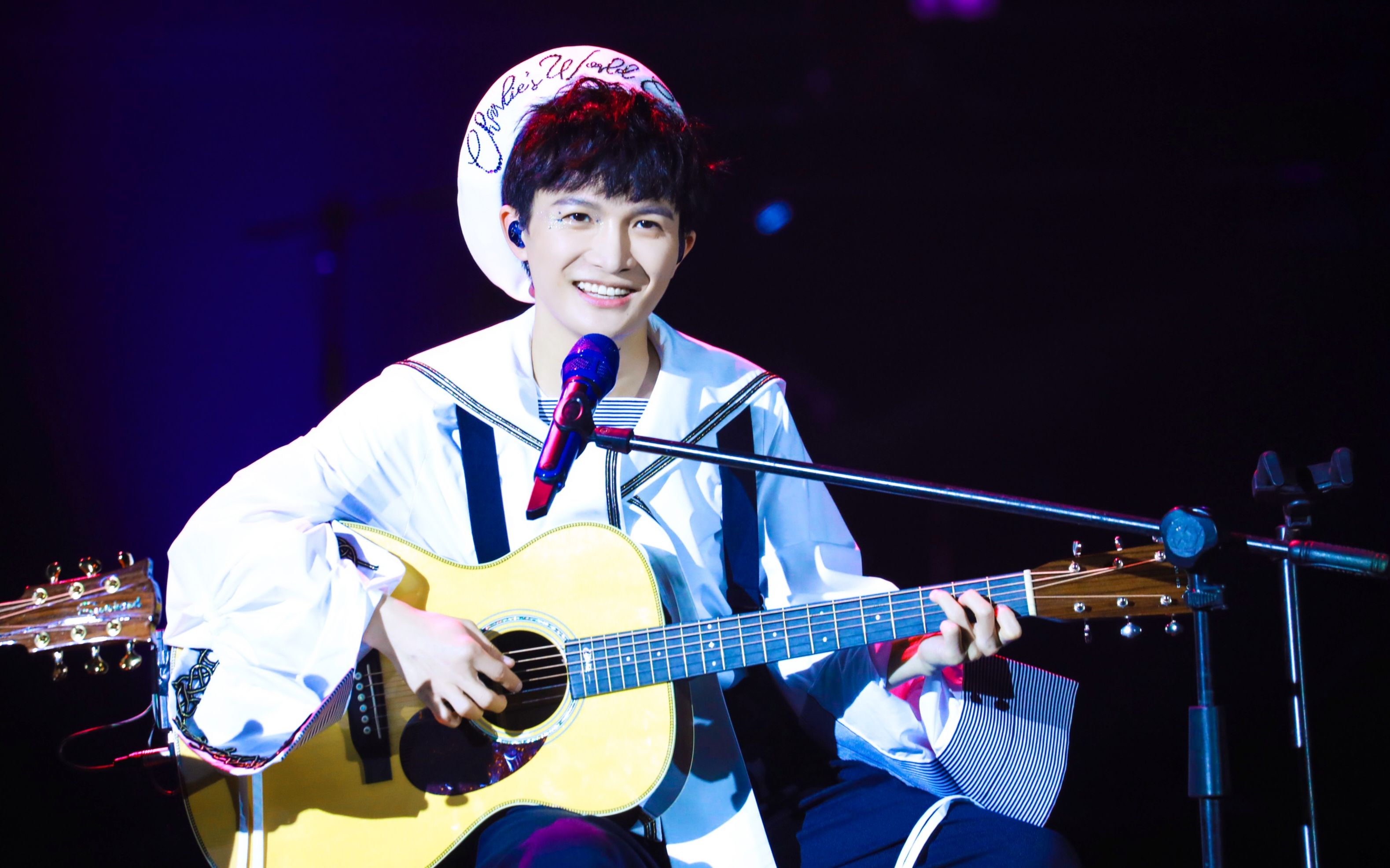 【周深】20191116 演唱会 王菲作品串烧《我愿意+红豆+匆匆那年+闷+人间》吉他弹唱丨“C-929星球”巡回演唱会·南京站（高清饭拍）