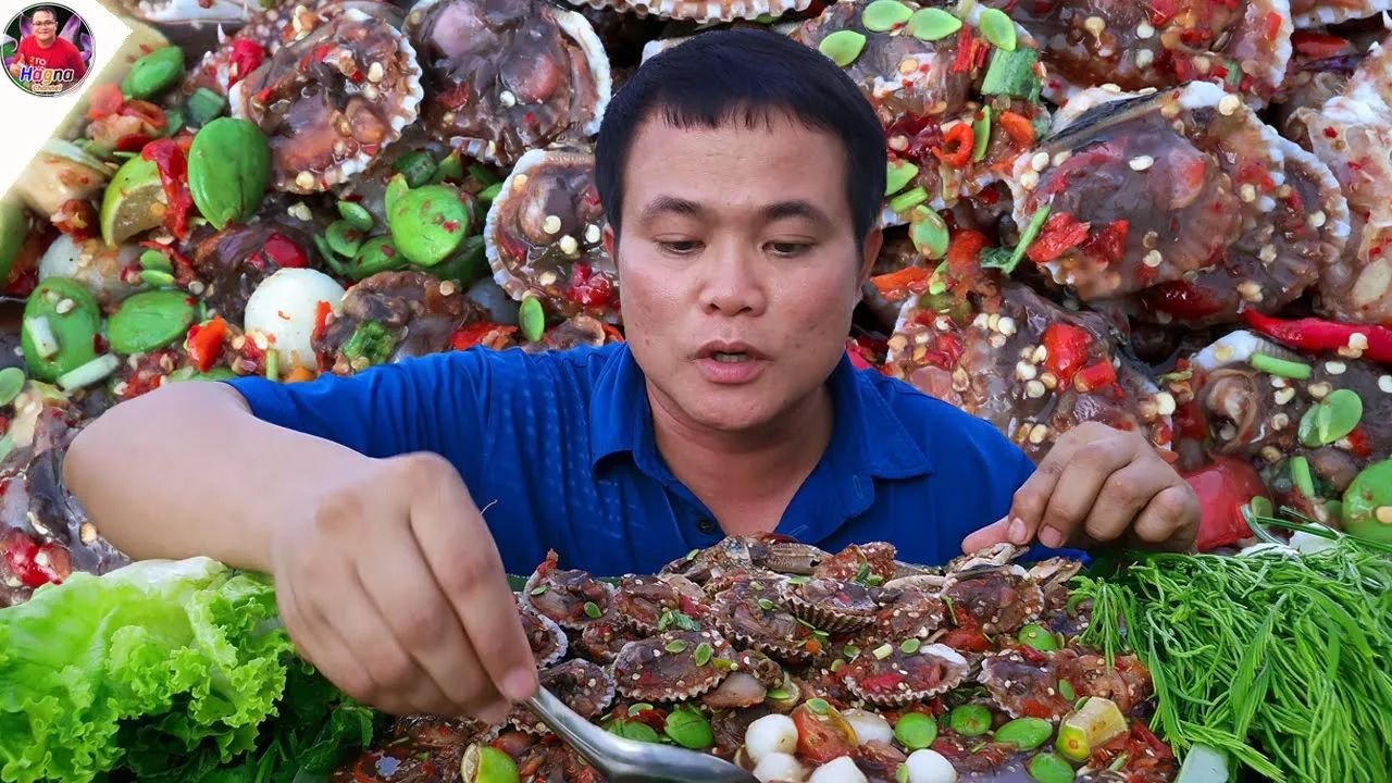 【泰国嗯哼哥】哥今天吃泰式生腌毛蚶拌臭豆，配着臭菜和生菜一起吃