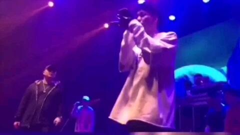 404rapper南宁专场演出舞台照，贝贝手持麦克风演唱