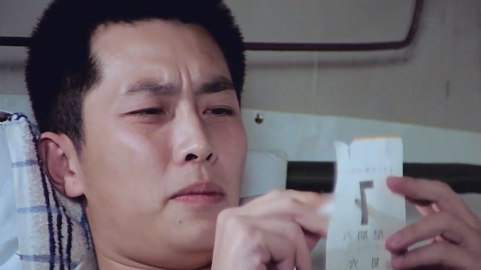 所有士兵都在食堂里吃窝窝头，指导员却在房间里吃着进口巧克力！