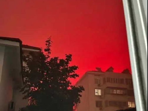 武汉凌晨现红色大雾