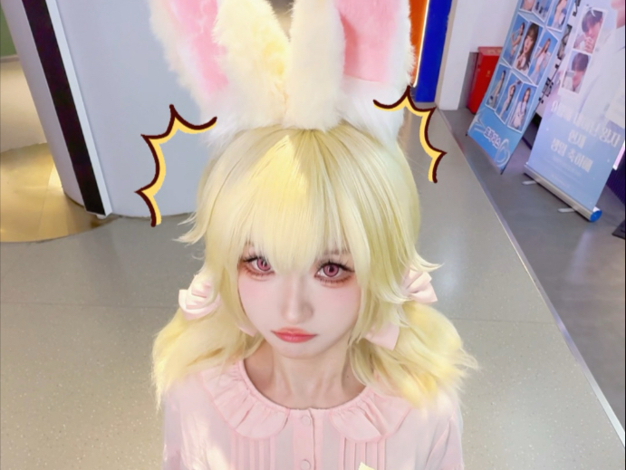 The only person who doesn't want to eat mooncakes at Mid-Autumn Festival shows up