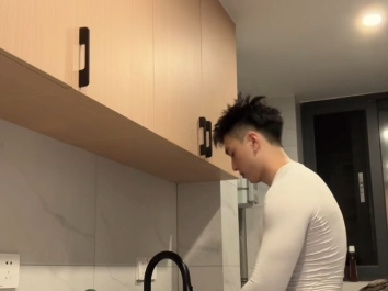 沐宇 新英雄！穿紧身衣的大奶子帅哥 05.30