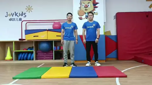 第7天，练习动作前滚翻，主要锻炼宝贝的前庭觉和空间感，