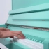 佩卓夫系列绿色钢琴。黑键都变成了绿键。