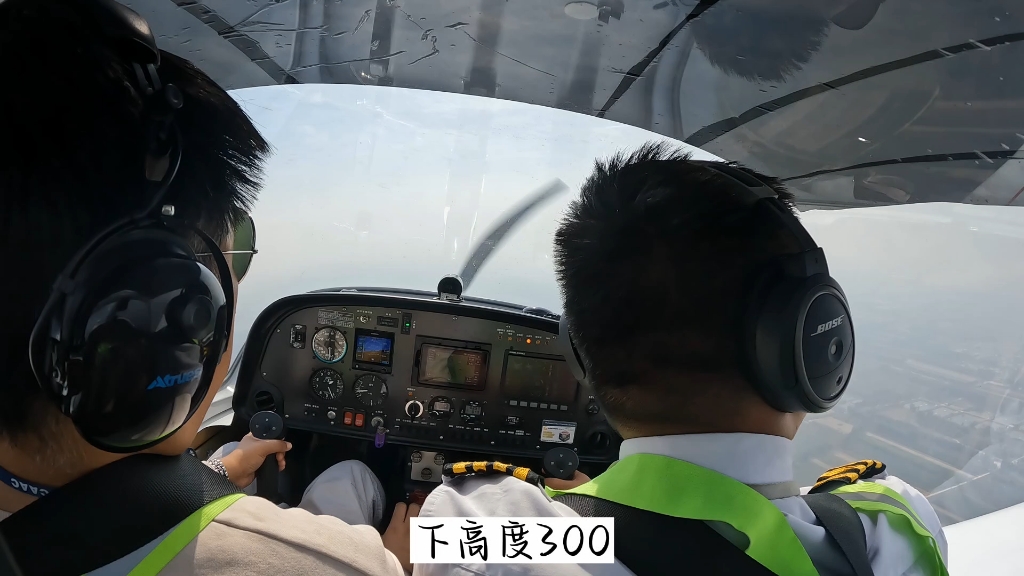 飞行学员驾驶阿若拉sa60l飞机,北京石佛寺机场飞行训练日常:一号空域