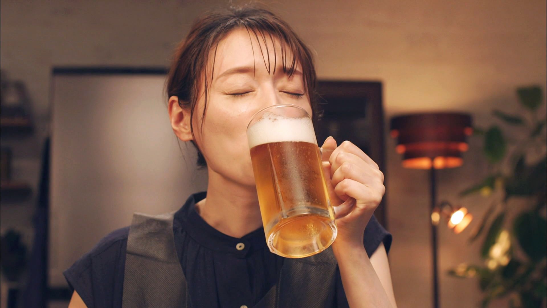 女孩为了喝上一杯极致冰爽的啤酒。不惜提前冰冻两支酒杯