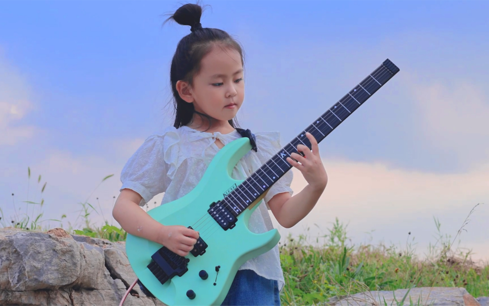 六岁女孩电吉他solo