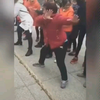 老奶奶拔河原视频