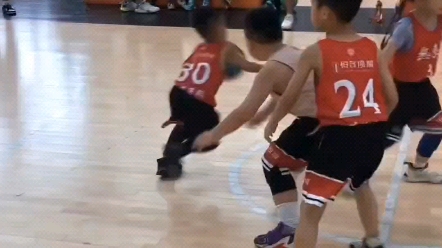 5岁小萌娃凭借有模有样的球技走红，运球投篮震撼网友