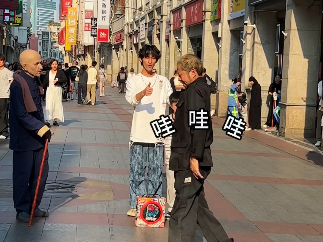 偶遇小孩跳蝎子起身，本想过去教他一下，结果……