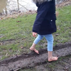 冬天母女赤脚逛公园踩泥