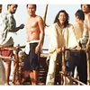 年轻女子在荒岛与二十位健壮男士共度两年，尽管有归家之机，却因情谊深厚而留连忘返