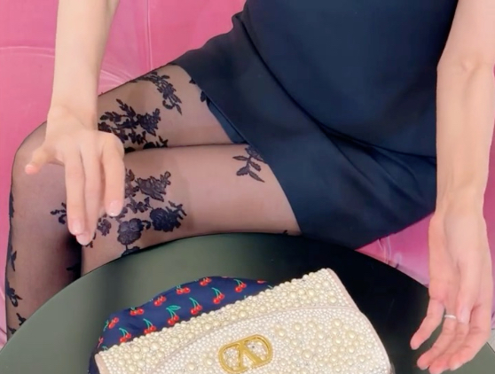 林志玲黑丝大长腿参加上海华伦天奴活动采访