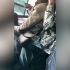 过分！公交车上男子猥亵女乘客 用衣服掩护私处