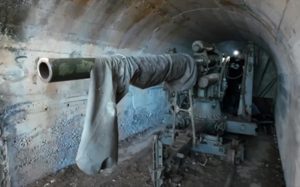 废弃的二战地堡隧道，发现一门德军88毫米高射炮！