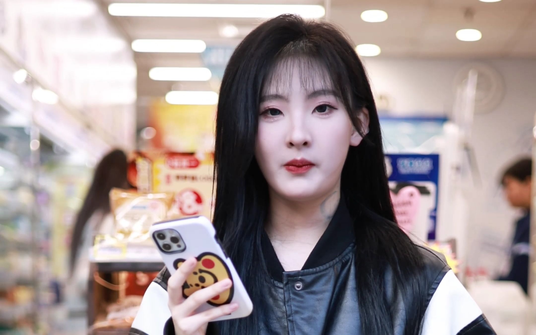 Yu Chia-Wei, eating popsicles. 231104 Outing, Focus, 4k60p.