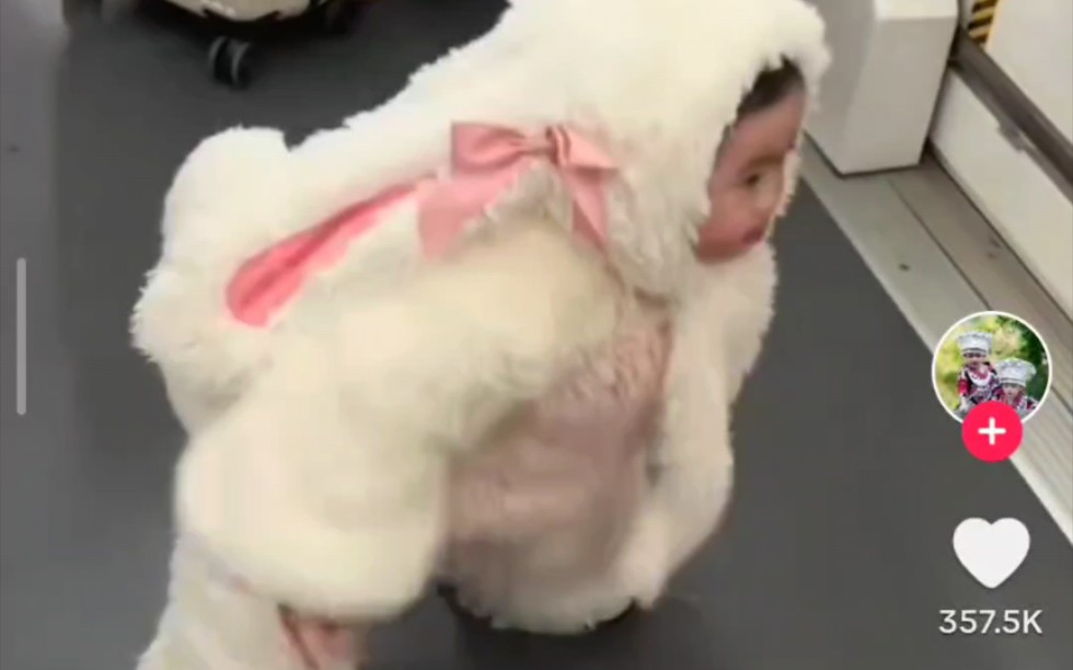 《tiktok评论》国外网友看小朋友穿兔子套装“太可爱了”