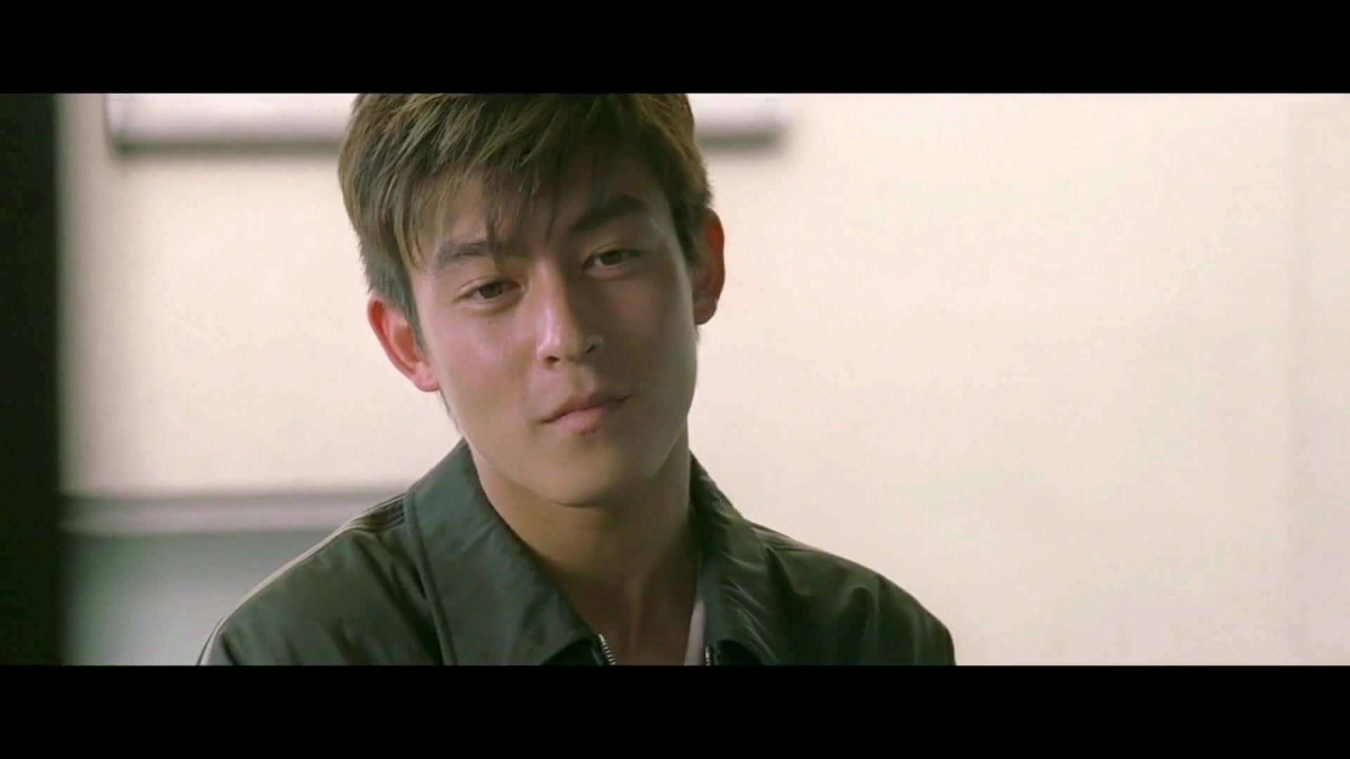 《无间道》公映20周年，主演梁朝伟陈冠希同框，相差18岁如同龄人