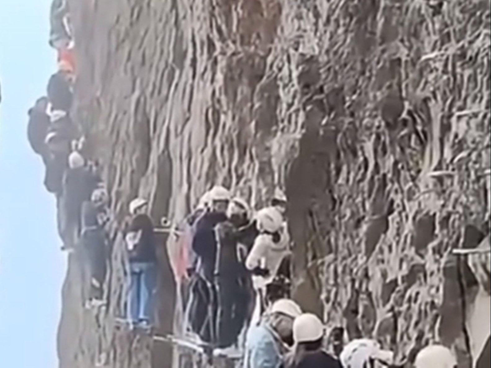 游客攀岩“堵人”挂半山腰1小时，景区：300元可叫救援