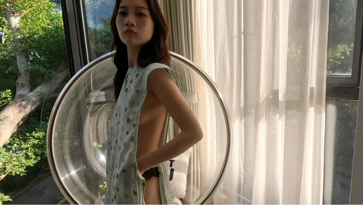 可爱的洋洋来啦，今天给展示一款proudfox设计的两片式长裙