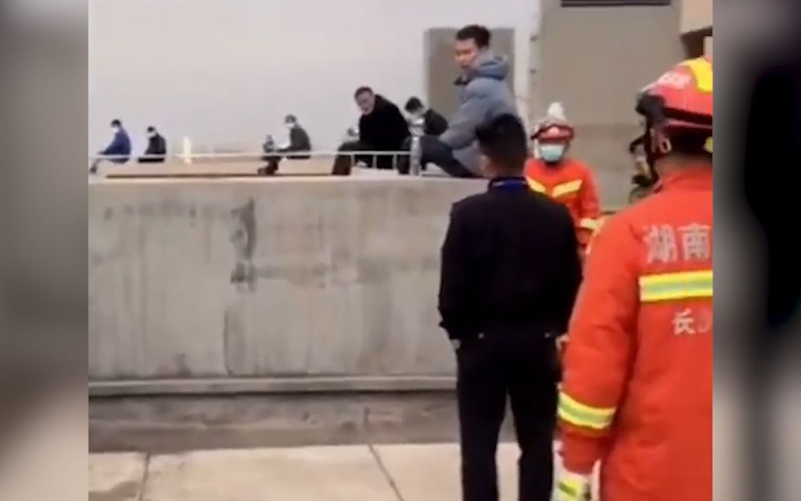消防员接到报警有人跳楼 匆忙赶到天台懵了：先救哪一个？