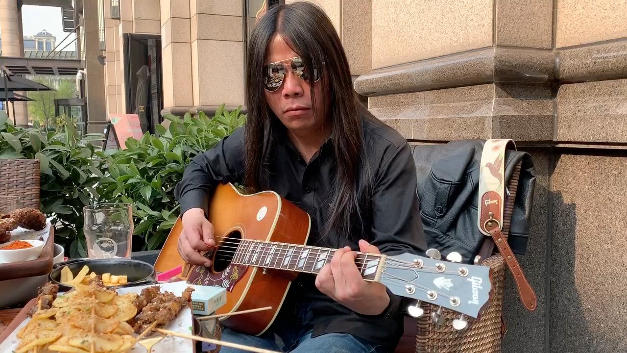 云南音乐人阿德翻弹不唱枪炮与玫瑰乐队枪花dontcrygunsnroses