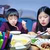 母子俩的日常晚餐分享，沾了儿子的光，今天伙食有点好，又要长膘了