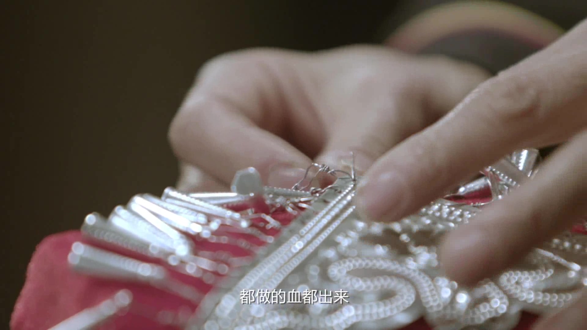 【谷雨·传统手工艺】她们，把民族的文化戴在头上