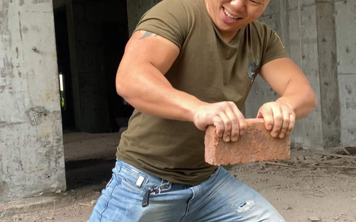 功夫牛人，挑战徒手撕砖，臂力惊人