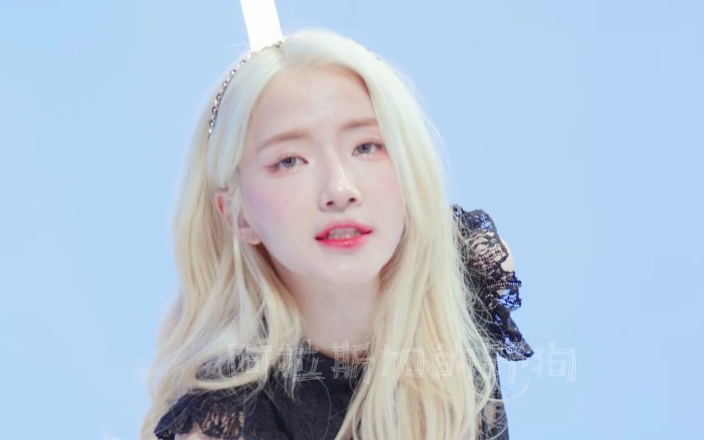 Siren Seo-young Black blonde hair