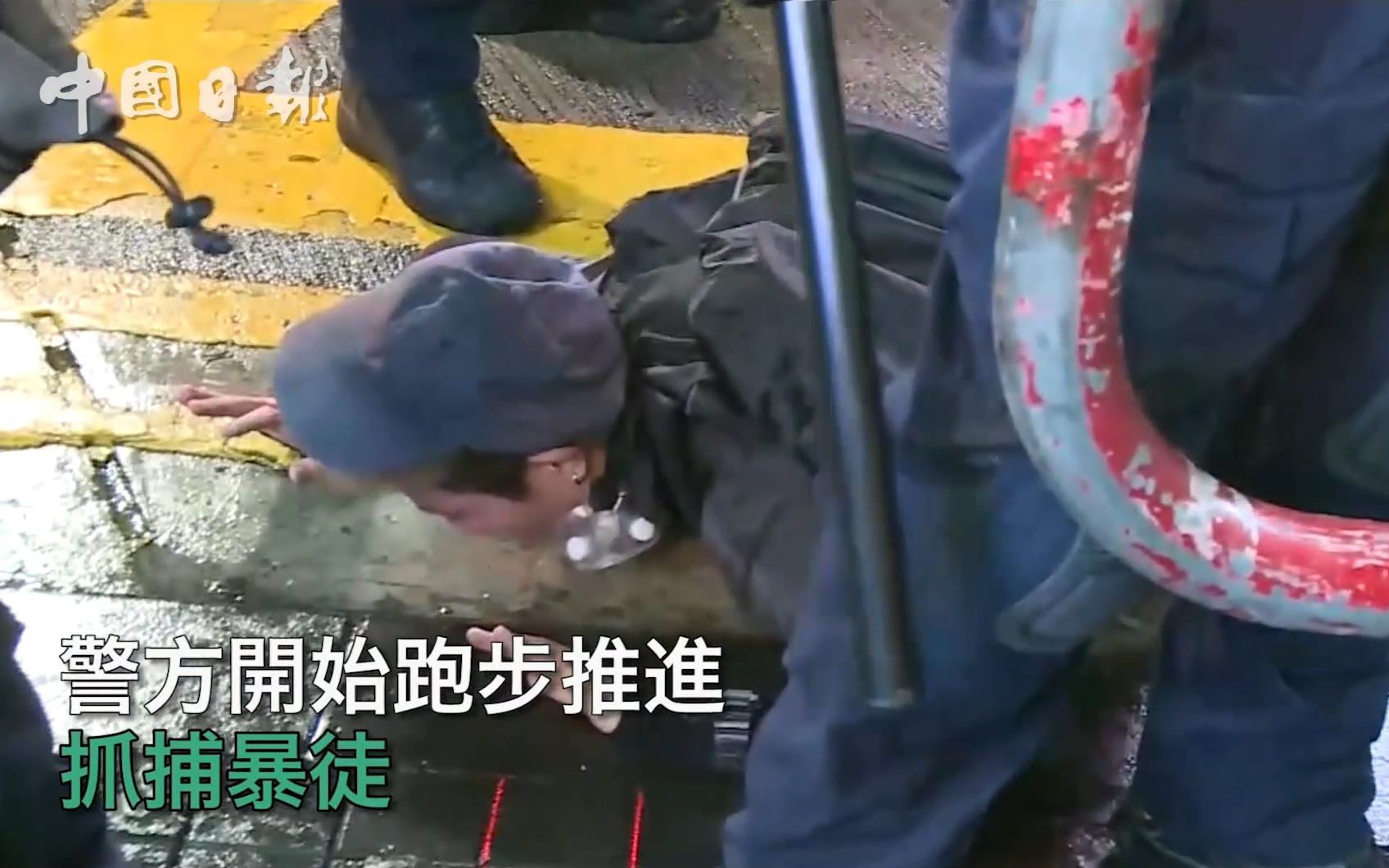 前方高能！暴徒在香港街头点燃燃烧瓶，警方跑步推进抓捕暴徒！