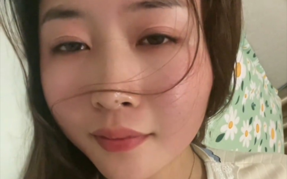 The spring tide brings rain in the evening, no one is at home on the wild ferry (idiom).