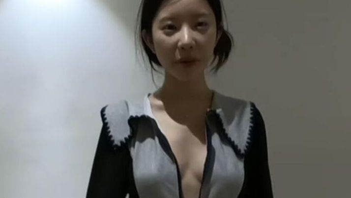 萌萌可爱的贝贝展示双边开叉卫衣裙 --你相信光吗？